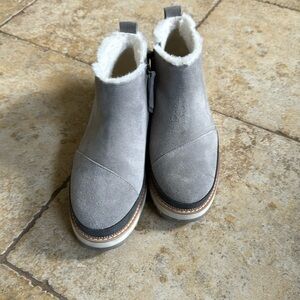 Tom’s Fur booties